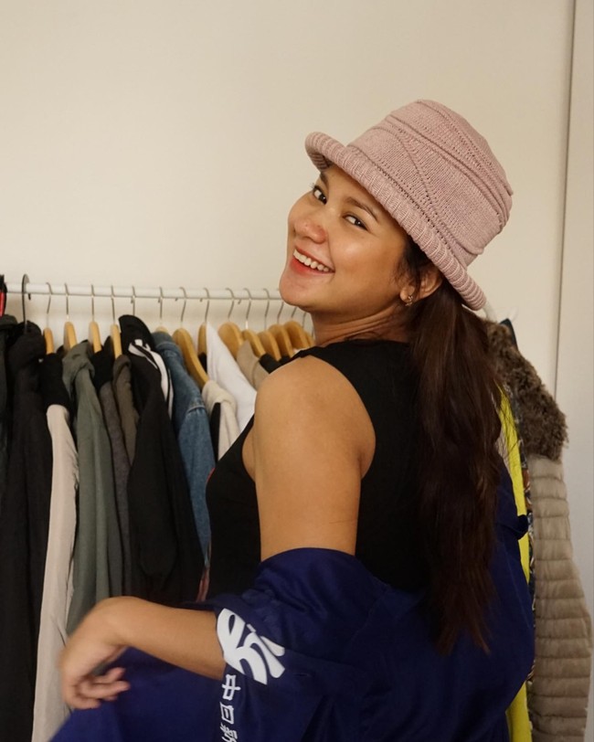 Indah Permatasari membuktikan kalau pemotretan kehamilan juga bisa digarap di rumah dengan konsep sederhana. Belum lama ini, ia mengunggah foto-fotonya kala hamil yang menuai pujian netizen. Foto: Instagram @indahpermatasari