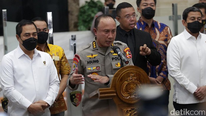 Istri Ferdy Sambo Ditetapkan Jadi Tersangka Pembunuhan Yoshua Polri menetapkan istri Irjen Ferdy Sambo, Putri Candrawathi sebagai tersangka kasus tewasnya Brigadir Nofriansyah Yoshua Hutabarat. Penetapan tersangka disampaikan Komjen Agung Budi Maryoto.