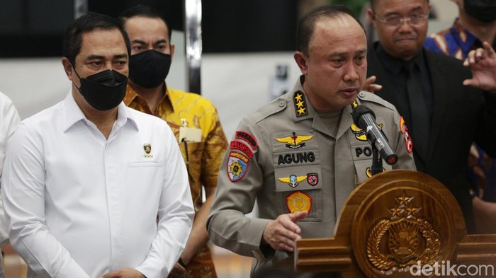 Polri menetapkan istri Irjen Ferdy Sambo, Putri Candrawathi sebagai tersangka kasus tewasnya Brigadir Nofriansyah Yoshua Hutabarat. Penetapan tersangka disampaikan Komjen Agung Budi Maryoto.