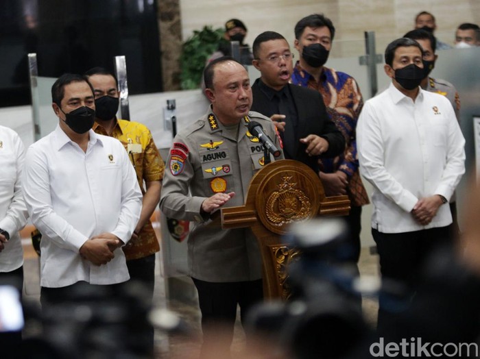 Polri menetapkan istri Irjen Ferdy Sambo, Putri Candrawathi sebagai tersangka kasus tewasnya Brigadir Nofriansyah Yoshua Hutabarat. Penetapan tersangka disampaikan Komjen Agung Budi Maryoto.
