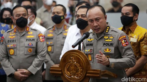 Polri menetapkan istri Irjen Ferdy Sambo, Putri Candrawathi sebagai tersangka kasus tewasnya Brigadir Nofriansyah Yoshua Hutabarat. Penetapan tersangka disampaikan Komjen Agung Budi Maryoto.