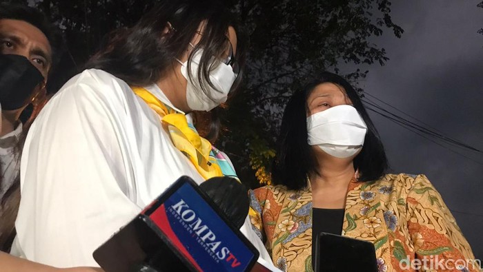 Istri Ferdy Sambo, Putri Candrawathi, saat muncul pertama kali ke publik di Mako Brimob Kelapa Dua Depok (Dwi R/detikcom)