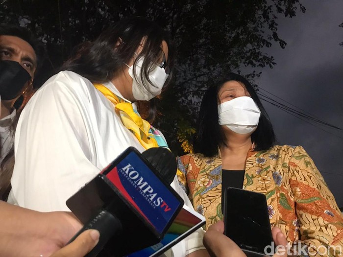 Istri Ferdy Sambo, Putri Candrawathi, saat muncul pertama kali ke publik di Mako Brimob Kelapa Dua Depok (Dwi R/detikcom)