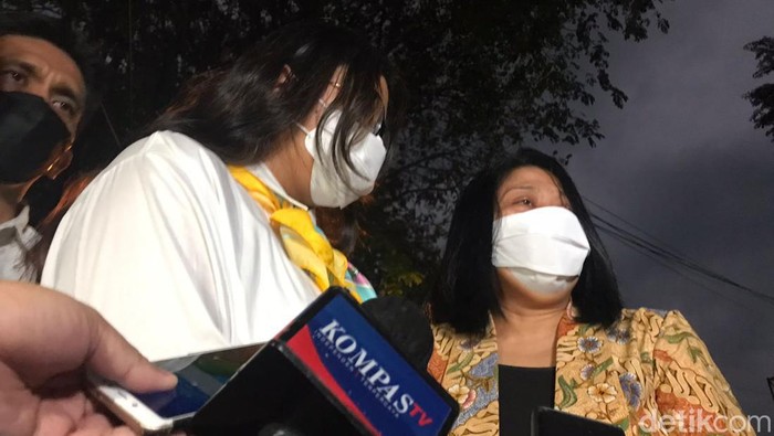 Istri Ferdy Sambo, Putri Candrawathi (Dwi R/detikcom) Istri Ferdy Sambo, Putri Candrawathi, saat muncul pertama kali ke publik di Mako Brimob Kelapa Dua Depok (Dwi R/detikcom)