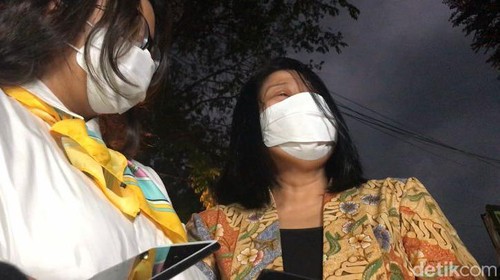 Istri Ferdy Sambo, Putri Candrawathi, saat muncul pertama kali ke publik di Mako Brimob Kelapa Dua Depok (Dwi R/detikcom)