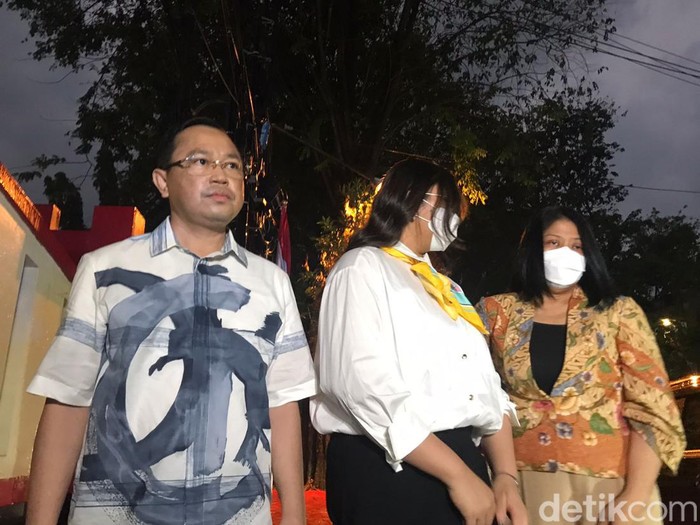 Istri Ferdy Sambo, Putri Candrawathi, saat muncul pertama kali ke publik di Mako Brimob Kelapa Dua Depok (Dwi R/detikcom)