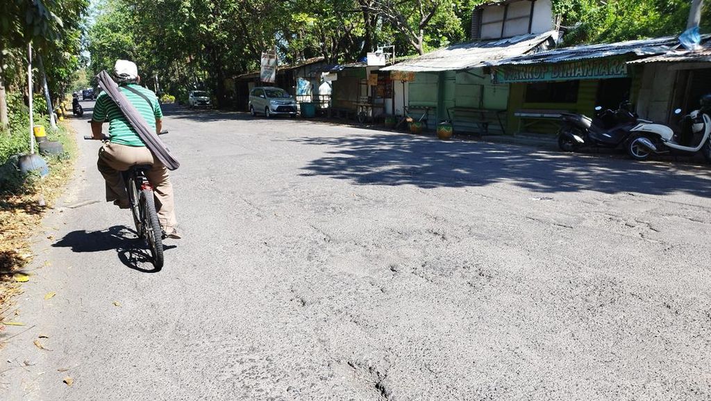 Jalan Noto Prayitno Gresik Penuh Lubang, Serasa Melewati Ratusan Polisi Tidur