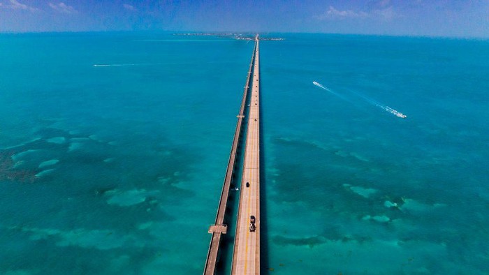 Overseas Highway merupakan jalan tol yang terbentang sepanjang 181 kilometer di Florida, Amerika Serikat. Apa yang membuatnya menarik?