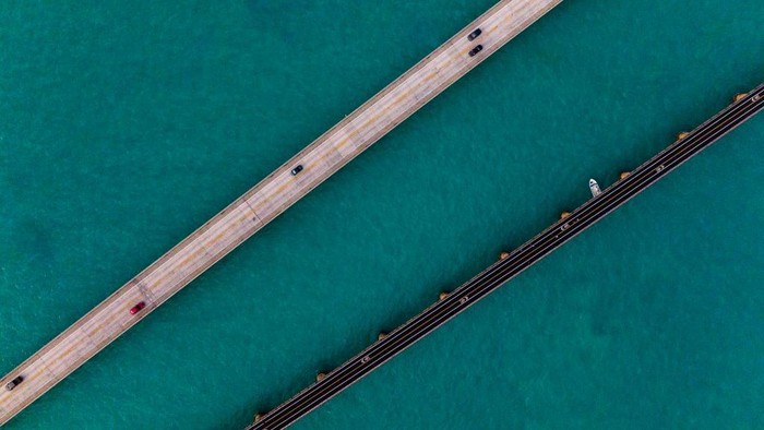 Overseas Highway merupakan jalan tol yang terbentang sepanjang 181 kilometer di Florida, Amerika Serikat. Apa yang membuatnya menarik?