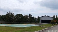 Dalam satu hamparan lahan itu, ada dua bangunan yang menjadi kantor, hanggar helikopter dan helipad. 