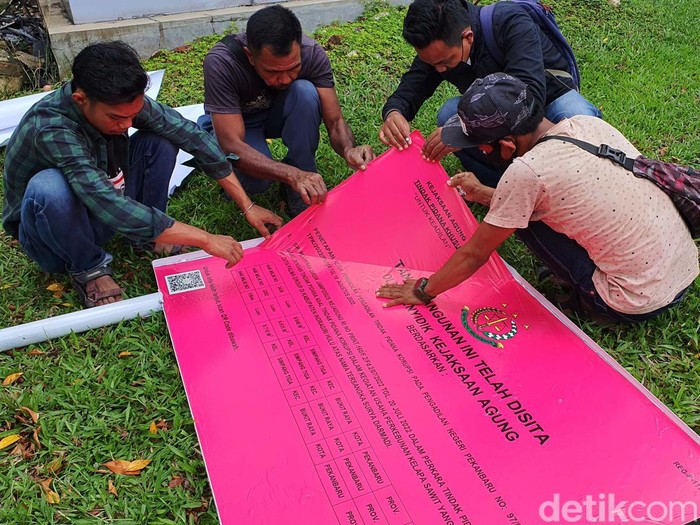 Kajagung menyita aset berupa tanah dan bangunan milik PT Duta Palma atas tersangka Surya Darmadi. Aset tersebut mulai dari kantor hingga hanggar helikopter.
