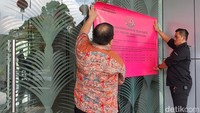 Petugas memasang kertas warna pink tersebut tertulis Tanah/bangunan Ini telah disita oleh penyidik Kejaksaan Agung. Penyitaan itu berdasarkan Penetapan Ketua Pengadilan Tipikor pada Pengadilan Negeri Pekanbaru pada 18 Agustus.