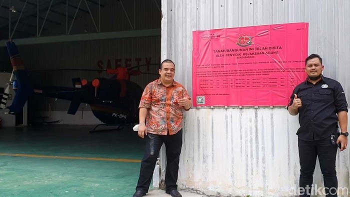 Kantor-Hanggar Helikopter Terkait Kasus Surya Darmadi Disita Kajagung menyita aset berupa tanah dan bangunan milik PT Duta Palma atas tersangka Surya Darmadi. Aset tersebut mulai dari kantor hingga hanggar helikopter.
