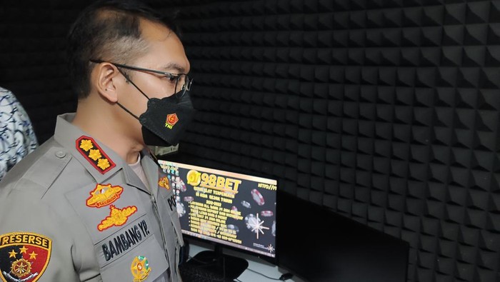 Kapolresta Denpasar AKBP Bambang Yugo Pamungkas saat merilis pengungkapan judi online di homestay Jalan Campuhan, Dewi Sri, Kuta, Badung, Jumat (19/8/2022)