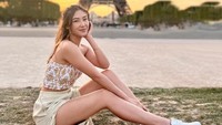 Di potret berbeda, Karen Vendela berpose dengan latar Menara Eiffel. (Foto: dok. Instagram @karbearv)  