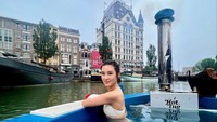 Dalam sebuah unggahan Instagram, Karen Vendela terlihat sedang berendam di hot tub di sungai. (Foto: dok. Instagram @karbearv)  