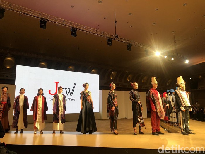 Karya desainer lokal Jogja Fashion Show 2022.
