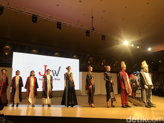 Karya desainer lokal Jogja Fashion Show 2022. Karya desainer lokal Jogja Fashion Show 2022.