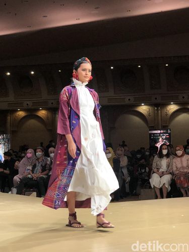 Karya desainer lokal Jogja Fashion Show 2022.
