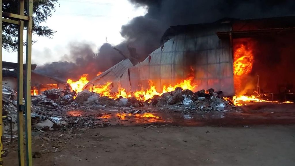Kebakaran Melahap Pabrik Alumunium Foil di Gunung Putri Bogor