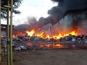 Sempat Terdengar Ledakan di Pabrik yang Terbakar di Gunung Putri