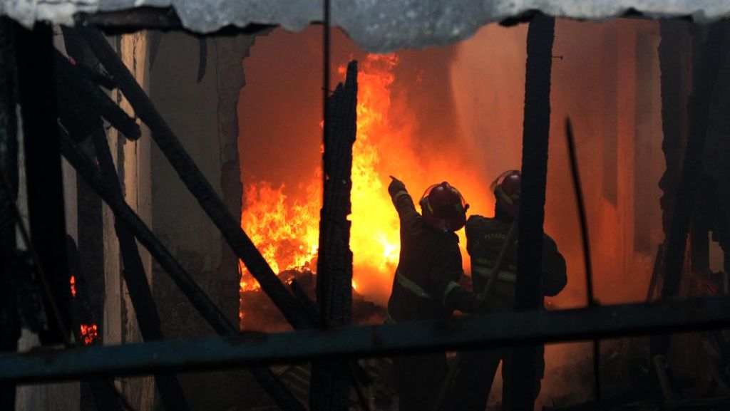 5 Jam Pabrik Aluminum Foil di Gunung Putri Terbakar, Api Masih Menyala