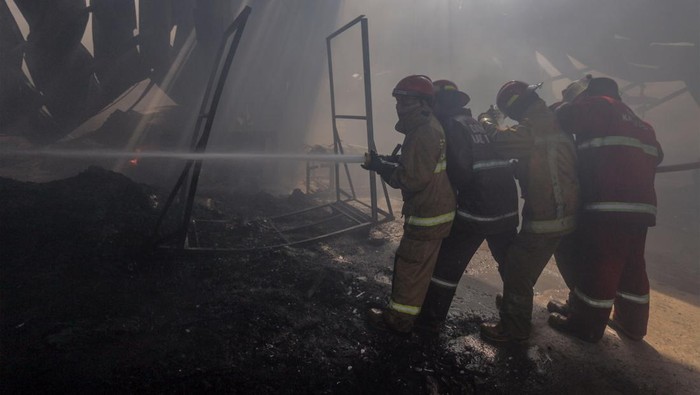 Petugas pemadam kebakaran berusaha memadamkan api yang membakar sebuah pabrik pembuatan alumunium foil di Gunung Putri, Kabupaten Bogor, Jawa Barat, Jumat (19/8/2022). Dinas Pemadam kebakaran mengerahkan 20 mobil pemadam untuk mengatasi kebakaran pabrik tersebut yang terjadi pada Pukul 06.00 WIB dan penyebab kebakaran masih dalam penyelidikan. ANTARA FOTO/Yulius Satria Wijaya/wsj.