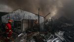 5 Jam Pabrik Aluminum Foil di Gunung Putri Terbakar, Api Masih Menyala