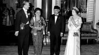 Ratu Elizabeth menyambut kedatangan Soeharto dan Ibu negara Siji Hartinah atau Tien Soeharto dengan menggelar jamuan kenegaraan di Istana Buckingham. (PA Images/Getty Images)