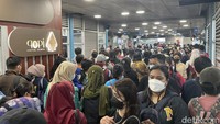 PT Transportasi Jakarta (TransJakarta) buka suara soal keluhan pelanggannya terkait keberadaan kedai kopi di Halte TransJ Harmoni. Anang menyatakan pihaknya sedang mendiskusikan kritik yang sempat viral di media sosial tersebut.Kami sudah mendengar hal tersebut (kritik keberadaan kedai kopi di Halte Harmoni) dan sedang didiskusikan, kata Anang kepada detikcom. (Silvia Ng/detikcom)