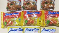 Jika dilihat dari dekat beginilah penampilan kemasan Indomie varian mie goreng. Sementara yang berwarna kuning adalah kemasan varian mie kari. Foto: Kaskus