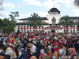 Perjuangan Emak-emak Antre dan Terjatuh demi Makanan Gratis di HUT Jabar