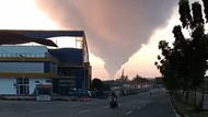 Kebakaran Pabrik di Gunung Putri, Asap Terlihat hingga Langit Depok