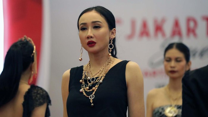 Jakarta International Jewellery Fair 2022 tengah digelar di JCC, Senayan, Jakarta. Warga dan para pesohor ikut berburu perhiasan. Salah satunya Maia Estianty.