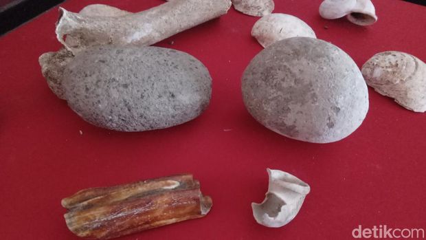 Kjokkenmoddinger (sampah kerang) dan alat serpih dari obsidian/ Aldi Nur Fadillah