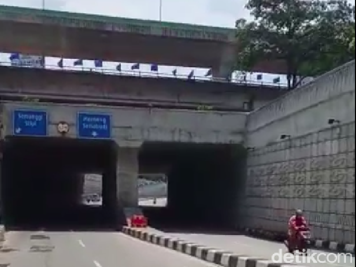 Kondisi underpass Mampang, Jaksel, pada Jumat (19/8) siang (dok Satlantas Polres Jaksel)