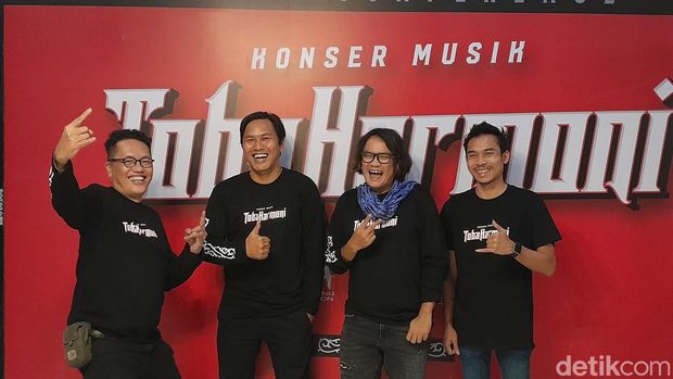 Viky Sianipar bersama pihak Era Production di Medan
