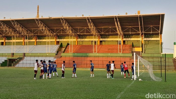Laga Karo United vs Tiga Naga di Stadion Teladan Medan
