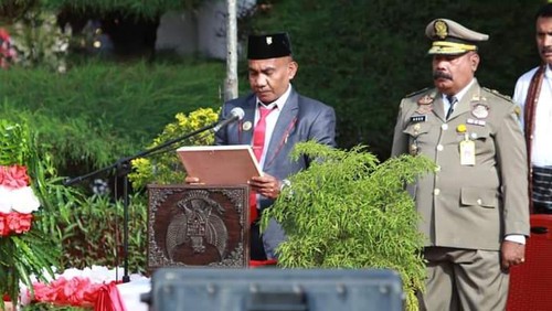 Lambang Garuda terbalik saat pembacaan teks Proklamasi Pancasila di depan Kantor Bupati Flores Timur