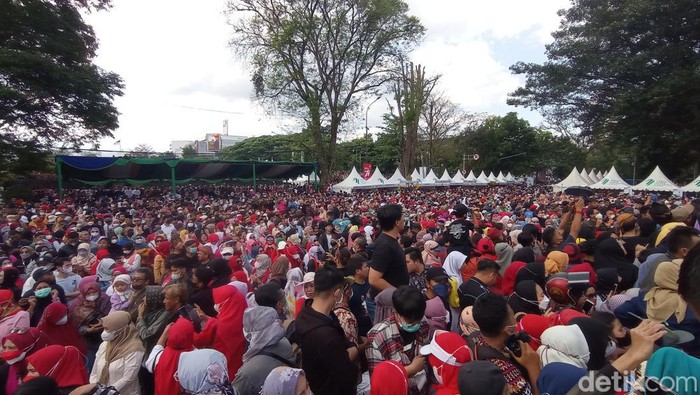 Lapangan Gasibu, Kota Bandung bak lautan manusia di Hari Ulang Tahun (HUT) ke-77 Jabar