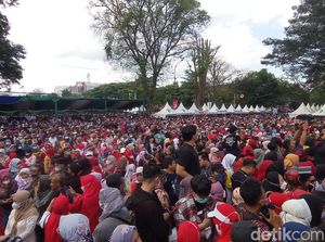 Ketika Emak-emak Berburu Kuliner Gratis di HUT Jabar