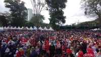 Ribuan masyarakat menyerbu perayaan puncak acara Hari Ulang Tahun (HUT) ke-77 Jabar di Jalan Diponegoro, tepatnya di depan Gedung Sate Kota Bandung. Mereka rela berdesakan demi makanan gratis yang disediakan Pemprov Jabar.