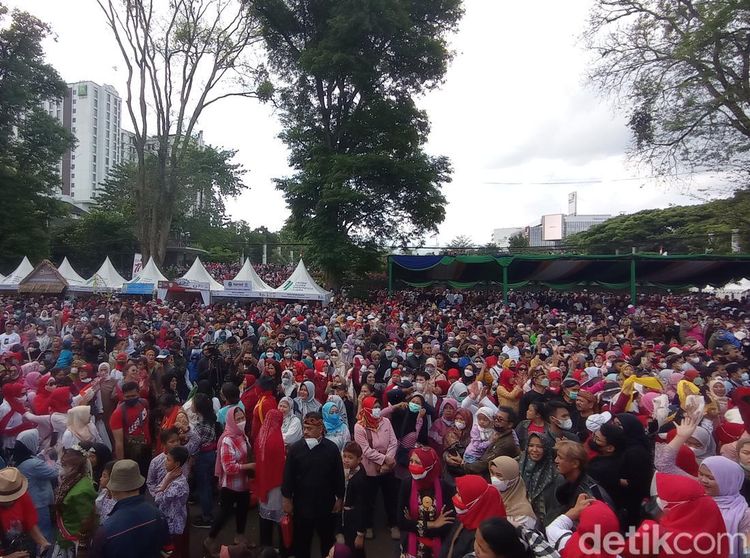 Lautan Manusia Padati Gasibu di Puncak HUT ke-77 Jabar!