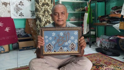 Melihat Cantiknya Karya Lukisan Kaca dan Batik Elang Raharyadi