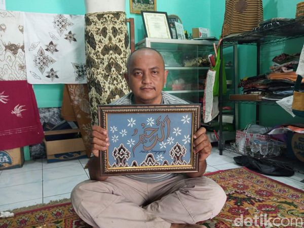 Melihat Cantiknya Karya Lukisan Kaca dan Batik Elang Raharyadi