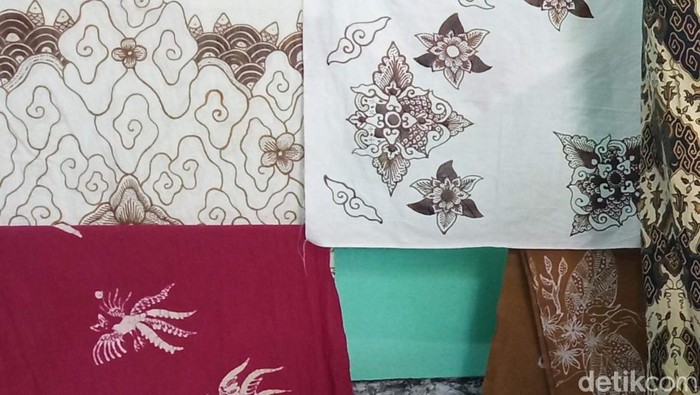 Lukisan kaca dan batik karya Elang Raharyadi Widjajakusuma