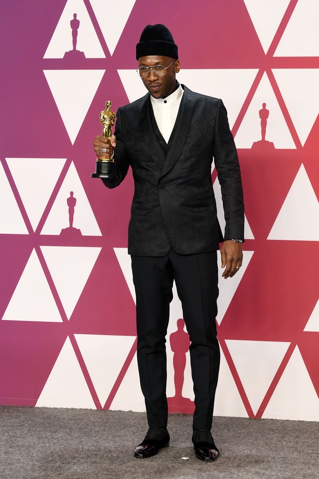 Mahershala Ali menjadi aktor muslim pertama yang memenangkan Oscar pada 2017 lewat kategori aktor pendukung terbaik untuk perannya di film Moonlight. Film tersebut berkisah tentang pria yang berjuang dengan identitas seksualnya. Mahershala Ali mengulang kembali kemenangnanya di Academy Awards pada 2019. Di karpet merah, aktor kelahiran California mencuri atensi dengan gayanya yang dapper dalam balutan jas necis. Tak heran, namanya kerap masuk dalam daftar busana terbaik. (Foto: Getty Images/Frazer Harrison)