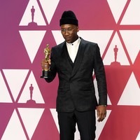 Mahershala Ali menjadi aktor muslim pertama yang memenangkan Oscar pada 2017 lewat kategori aktor pendukung terbaik untuk perannya di film Moonlight. Film tersebut berkisah tentang pria yang berjuang dengan identitas seksualnya. Mahershala Ali mengulang kembali kemenangnanya di Academy Awards pada 2019. Di karpet merah, aktor kelahiran California mencuri atensi dengan gayanya yang dapper dalam balutan jas necis. Tak heran, namanya kerap masuk dalam daftar busana terbaik. (Foto: Getty Images/Frazer Harrison)