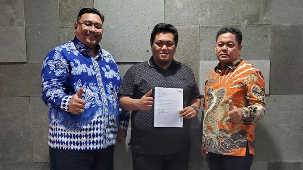 Manager Persipa Pati saat menerima surat kelayakan Stadion Joyokusumo, Pati.