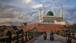 Pesona Masjid Agung Baitul Mamur, Megah di Pinggir Laut Anambas